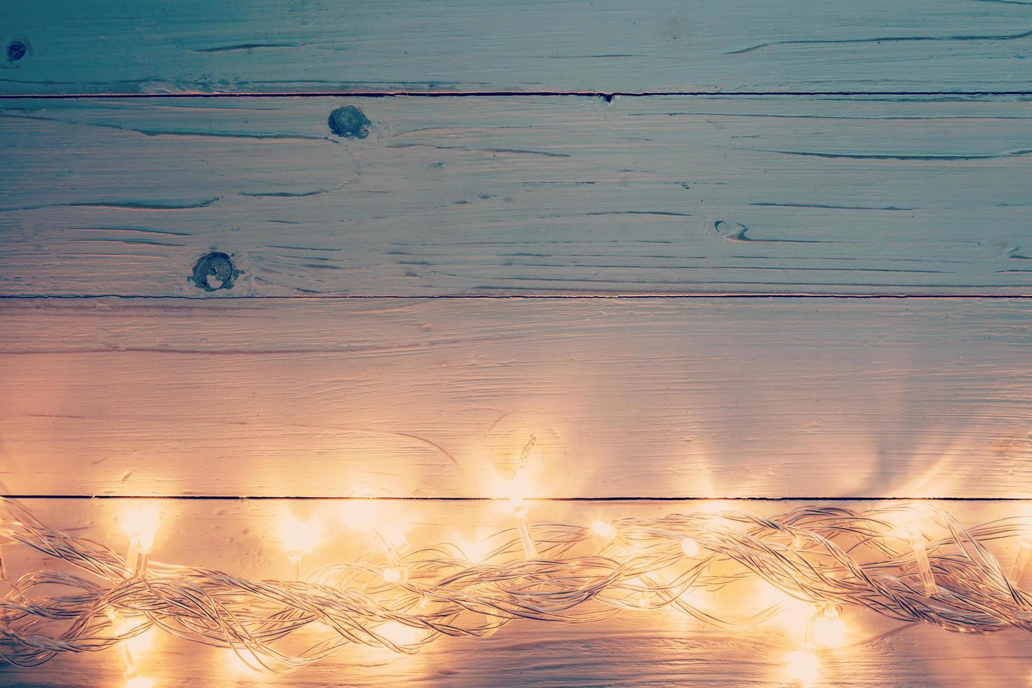 Weihnachten Licht und Weihnachten Dekoration auf Weiß Holz Hintergrund mit Kopieren Raum. foto