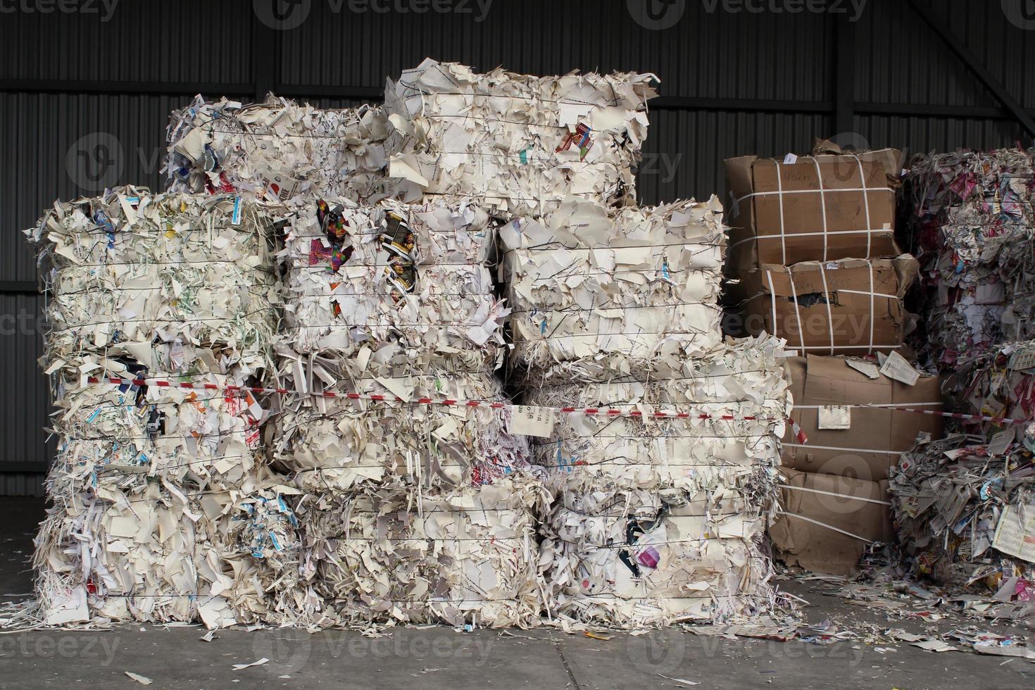 Altpapier kompakter Texturhaufen für das Recycling in der Sortieranlage. Technologie der Wiederverwendung von Materialien. Stapel zerfetztes Papier. retten sie das planetenökologiekonzept. Industrie der Fabrik mit reduzierter Umweltverschmutzung. Nahansicht foto