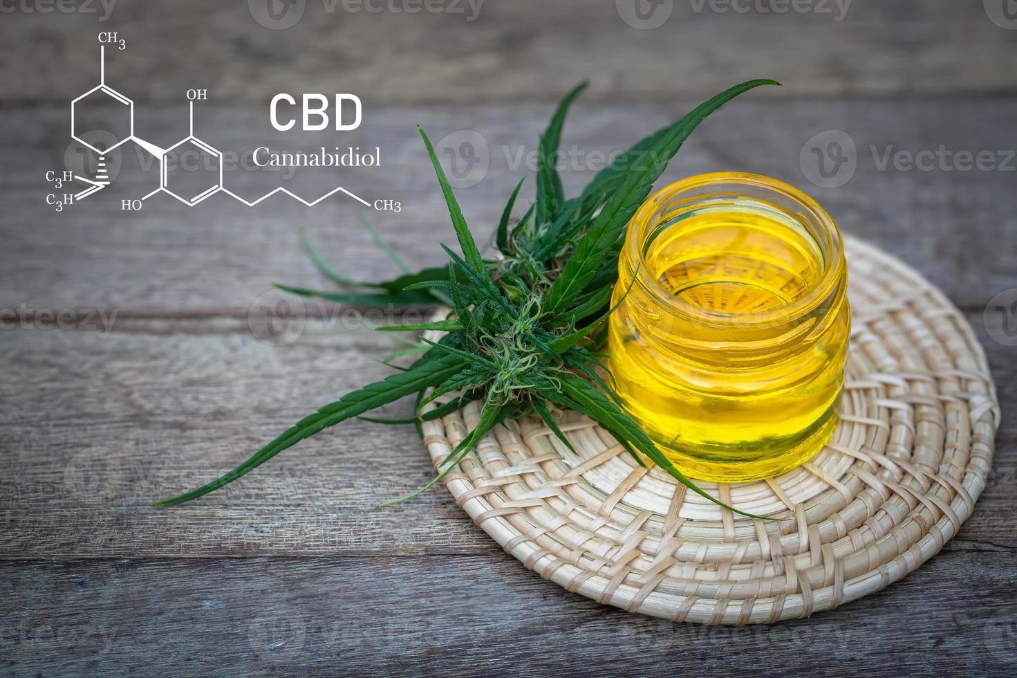 cbd Elemente im Cannabis, Glas Flaschen enthält Hanf Öl, Drogen extrahiert , cbd Cannabis Öl von Forscher oder medizinisch Team. Kräuter- Alternative Medizin. foto