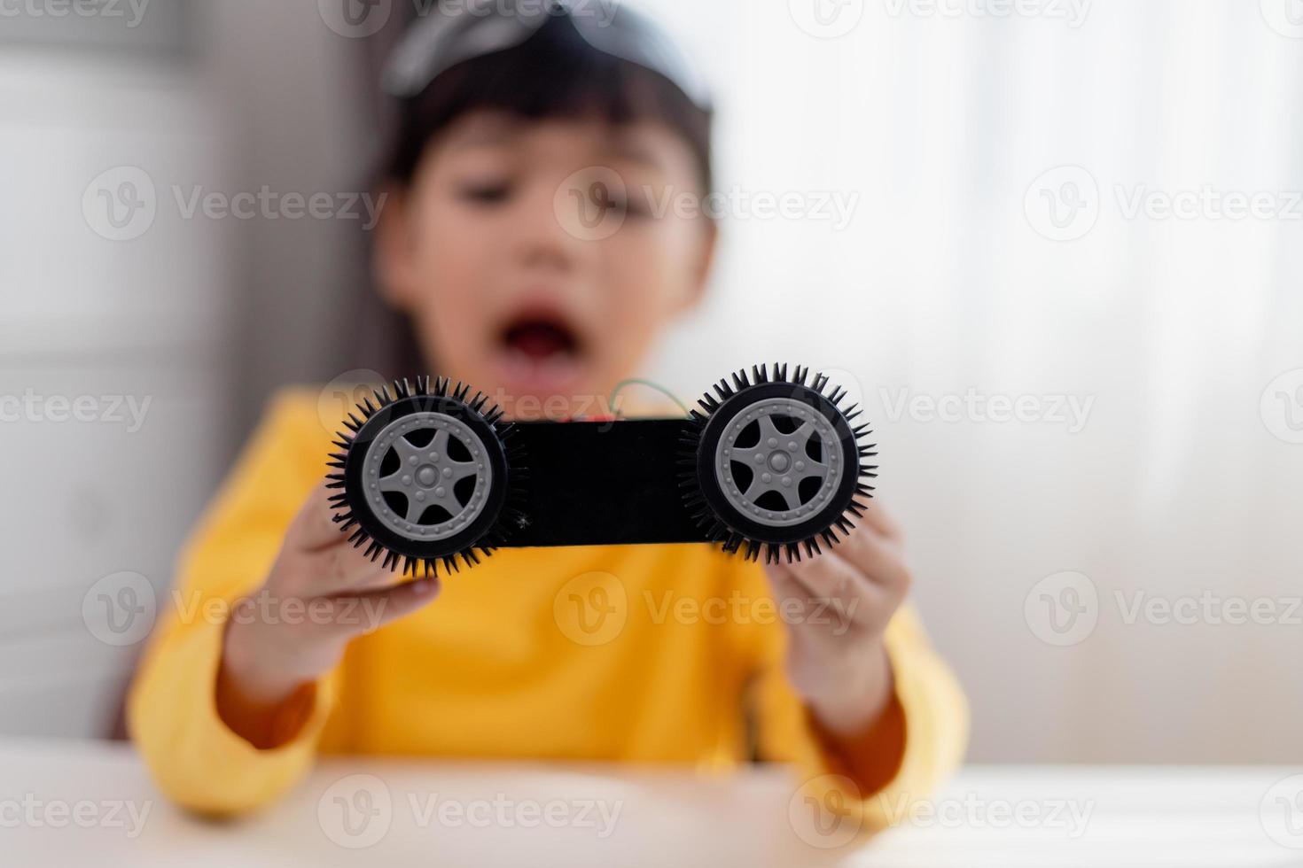 asia studenten lernen zu hause in der codierung von roboterautos und elektronischen platinenkabeln in stamm-, dampf-, mathematik-ingenieurwissenschaften-technologie-computercode im robotikkonzept für kinder. foto