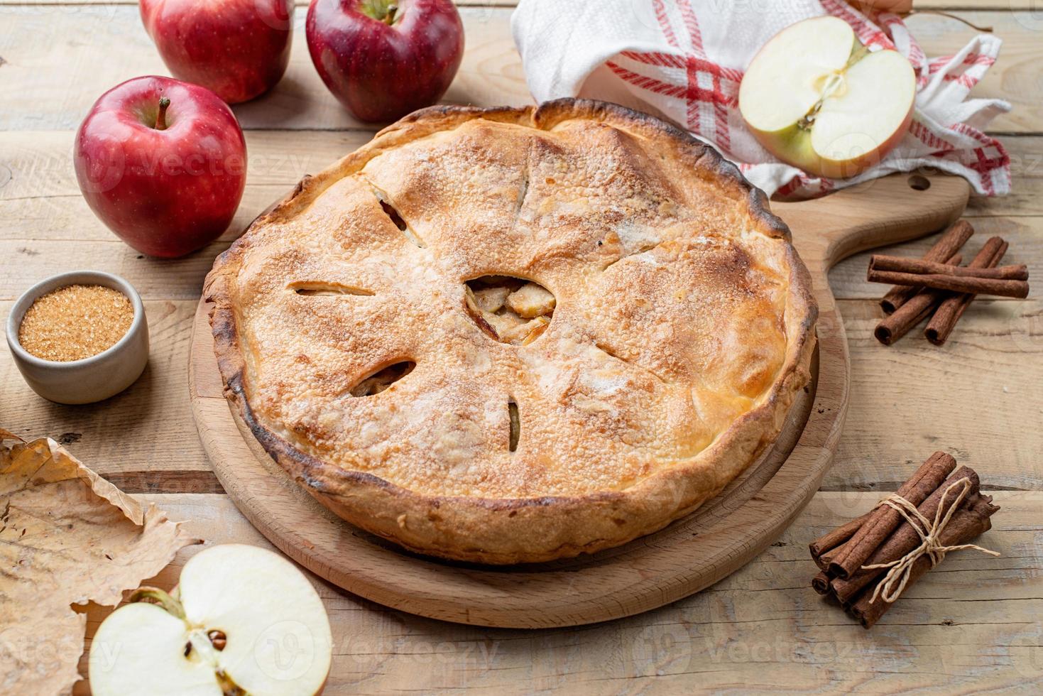 hausgemachter Apfelkuchen mit frischen roten Äpfeln foto