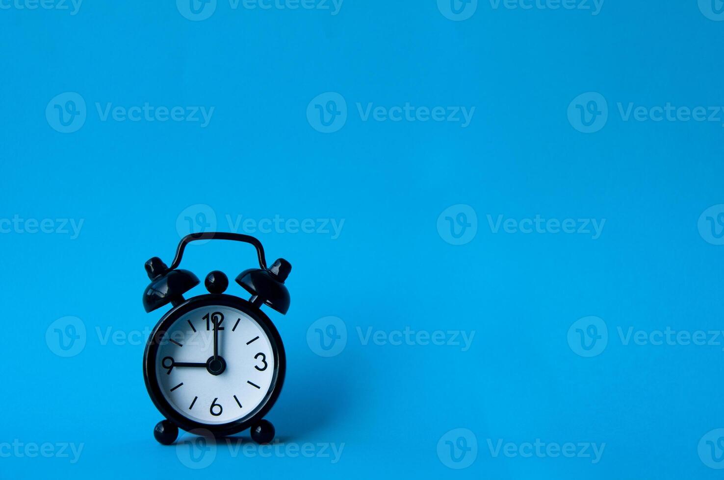 Alarm Uhr zeigen beim 9 bin oder Uhr mit anpassbar Raum zum Text oder Ideen. Kopieren Raum mit Blau Hintergrund foto