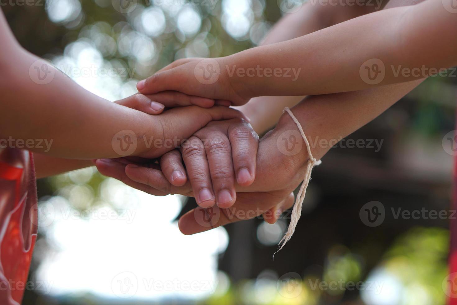 das Hände von ein Kind und ein Mutter beitreten Kräfte. foto