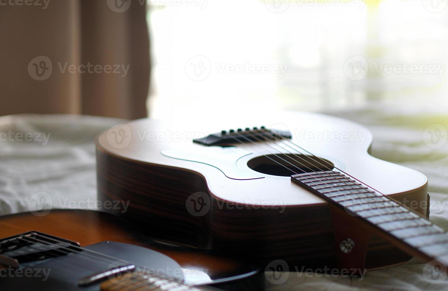 akustische gitarre, verwendet, um musik und noten zu spielen, um ein lied zu singen, makro abstrakt foto