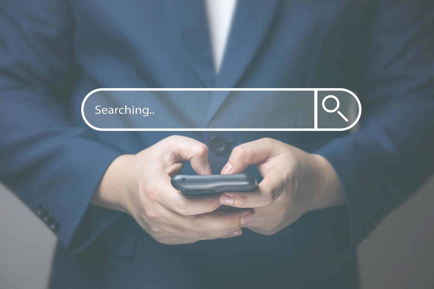 Geschäftsmann Hand Tippen auf Smartphone mit Bar Werkzeug zu Suche zum Information mit zum Ihre Webseite, das Entdeckung von Information, Suche Motor Optimierung foto