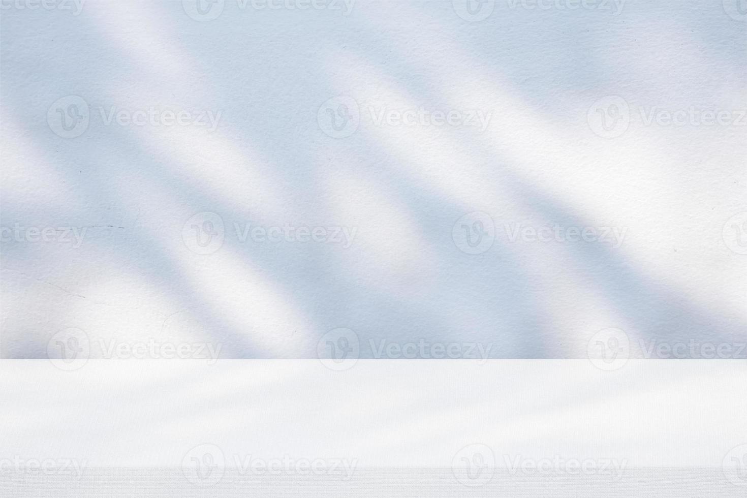 Weiß Tabelle mit Stoff Startseite mit Licht und Schatten Blätter auf Oberfläche von Beton Mauer Hintergrund. foto