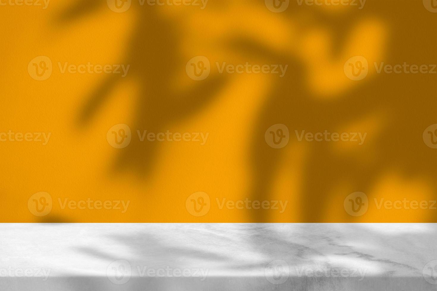Blätter Schatten auf Orange Beton Mauer und Marmor Tabelle Hintergrund, geeignet zum Produkt Präsentation Hintergrund, Anzeige, und spotten hoch. foto