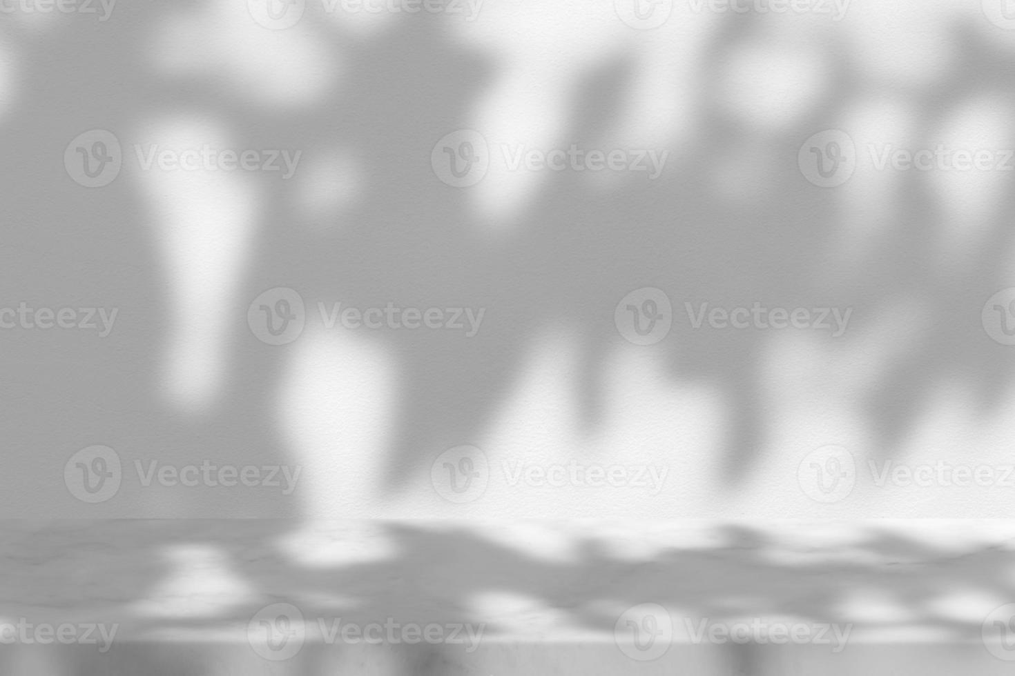 Weiß Marmor Tabelle mit Baum Schatten im das Garten auf Beton Mauer Textur Hintergrund, geeignet zum Produkt Präsentation Hintergrund, Anzeige, und spotten hoch. foto