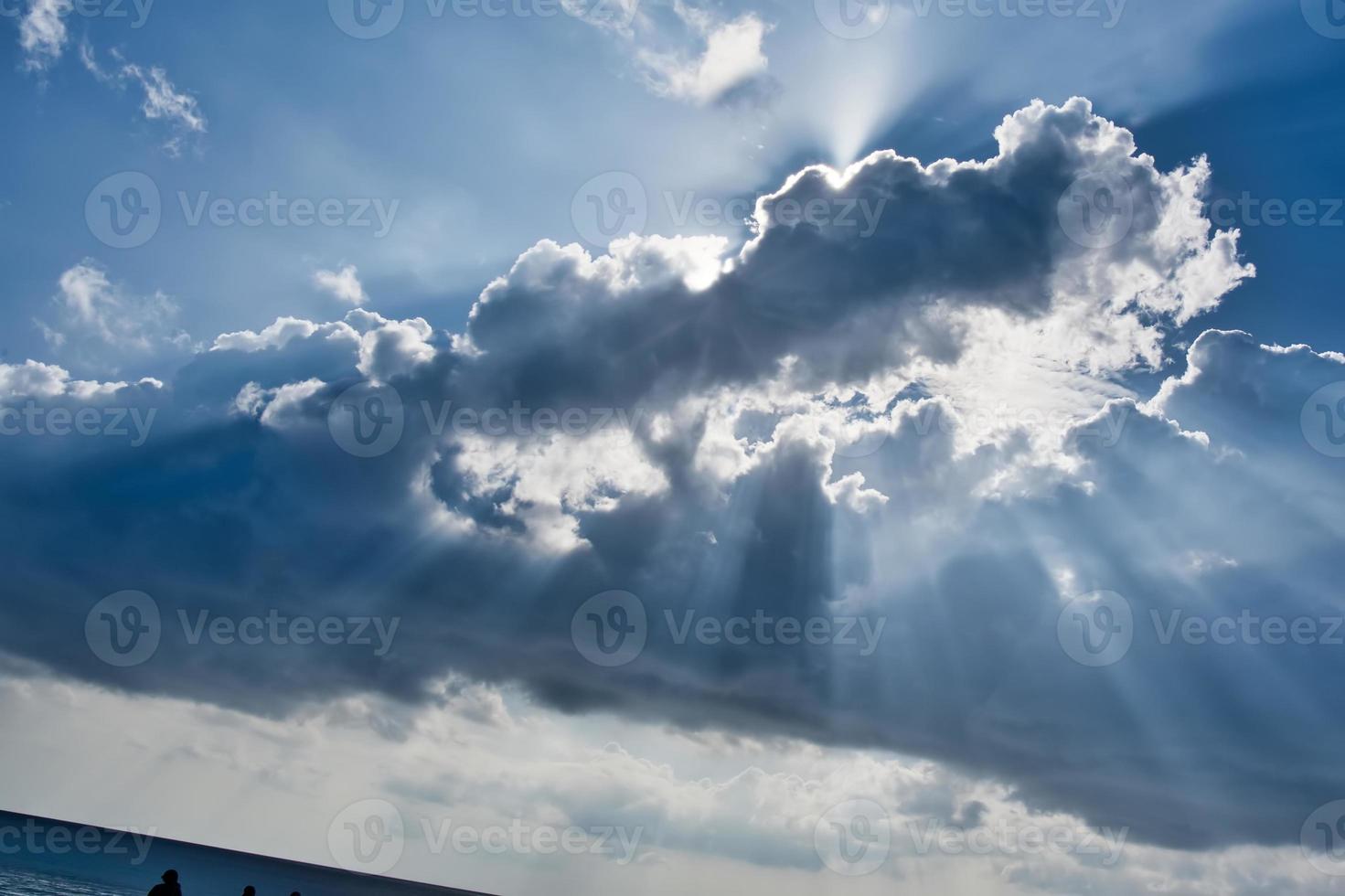 Strahlen bewirken von Sonne hinter Wolken foto