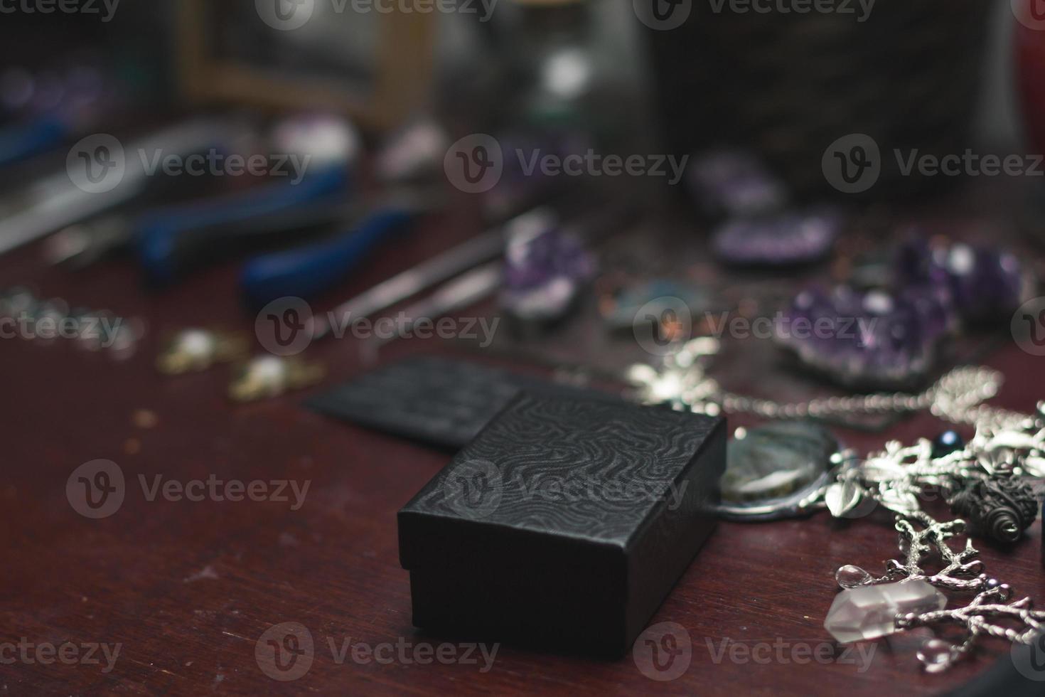 schließen oben Verpackung handgemacht Schmuck im Benutzerdefiniert dunkel Box Konzept Foto