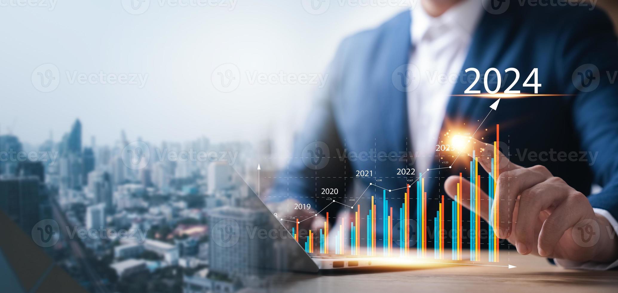 Geschäftsmann Analysen Rentabilität von Arbeiten Unternehmen mit Digital erweitert Wirklichkeit Grafik, positiv Indikatoren im 2024, Geschäftsmann berechnet finanziell Daten zum langfristig Investitionen. foto