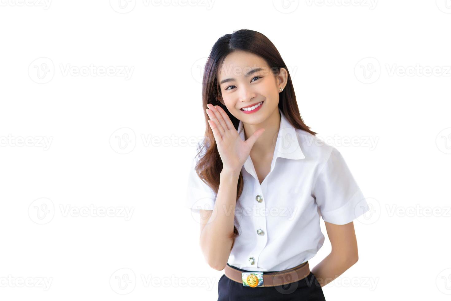 ziemlich asiatisch Mädchen oder schön jung Frau Schüler ist lächelnd und suchen beim Kamera Stehen zu Geschenk etwas selbstbewusst isoliert auf Weiß Hintergrund. foto