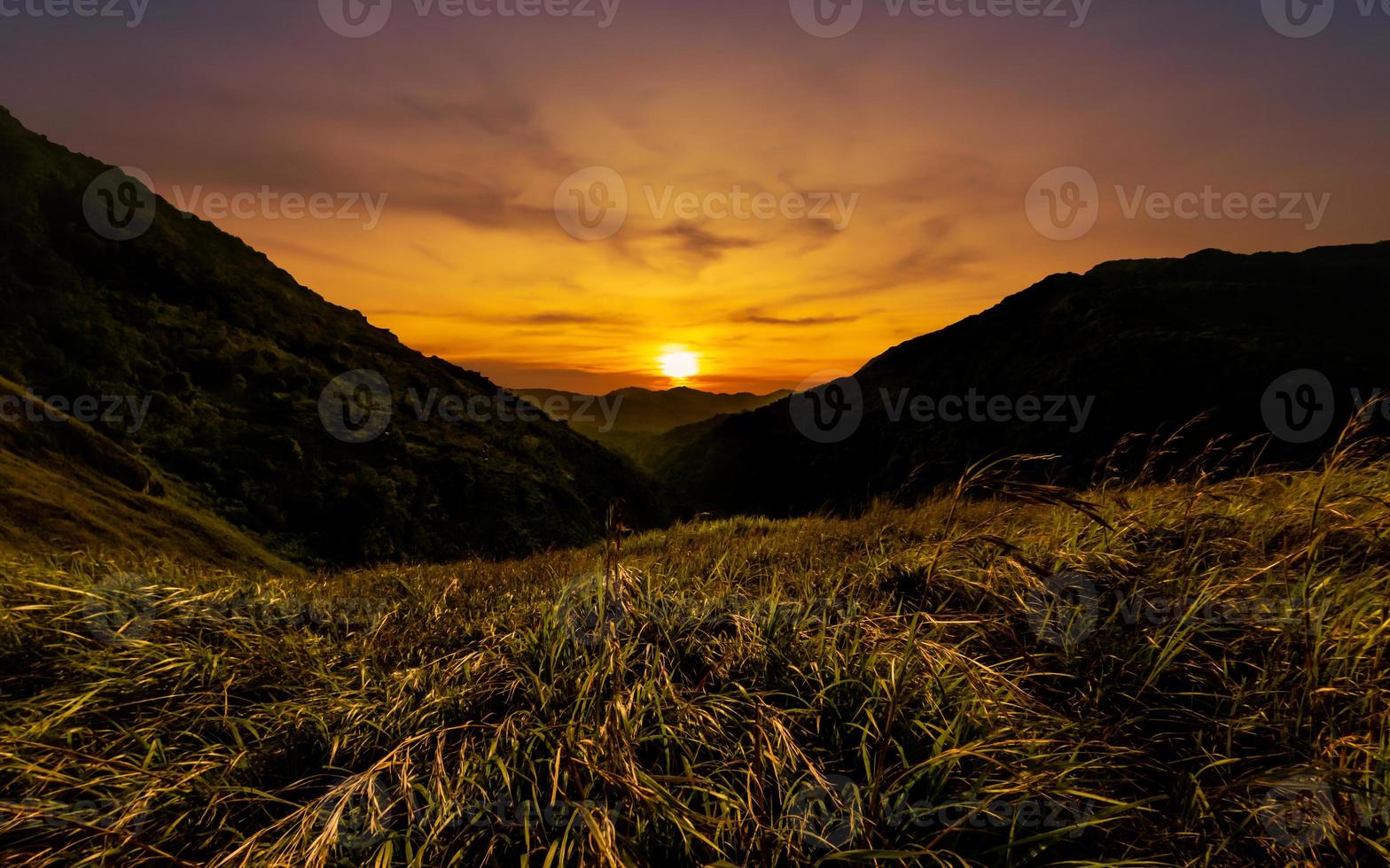 schön Berg Sonnenuntergang Panorama mit Wiese foto