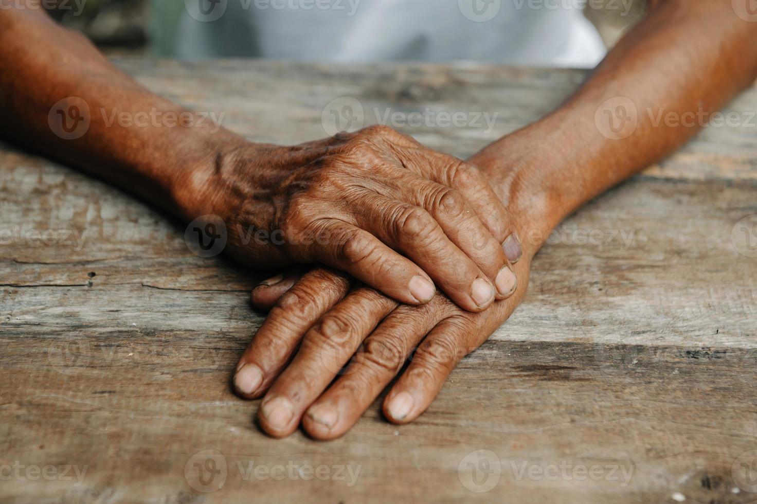 männliche faltige hände, alter mann trägt foto