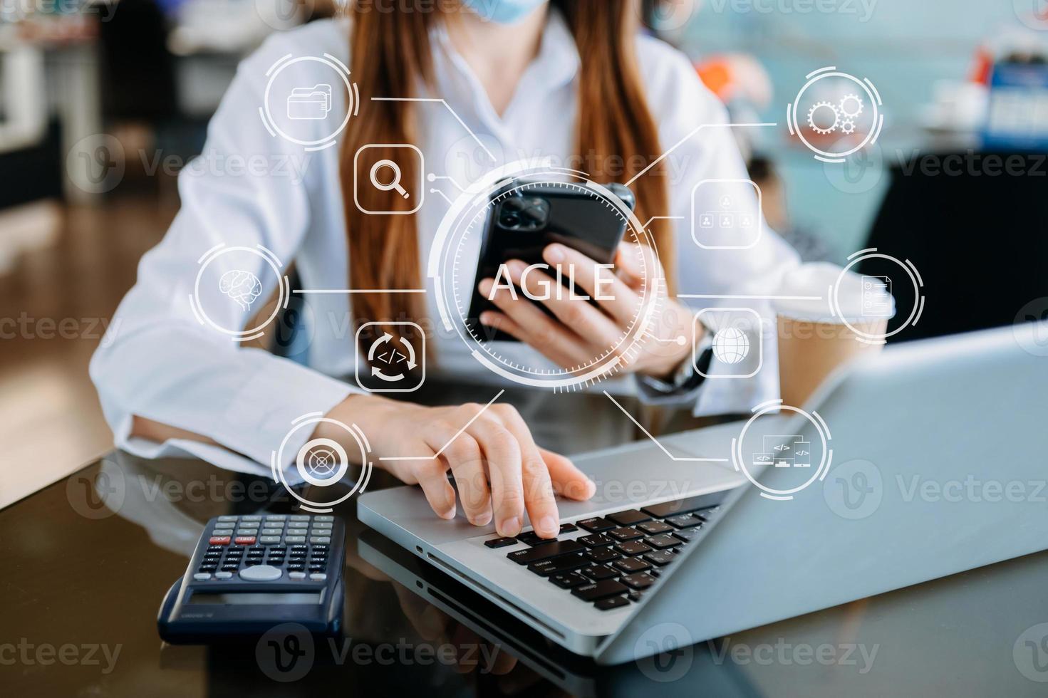 agil Entwicklung Methodik Konzept. Geschäft Hand mit Laptop und Tablette mit virtuell Bildschirm agil Symbol auf modern Büro Digital Technologie Konzept. foto