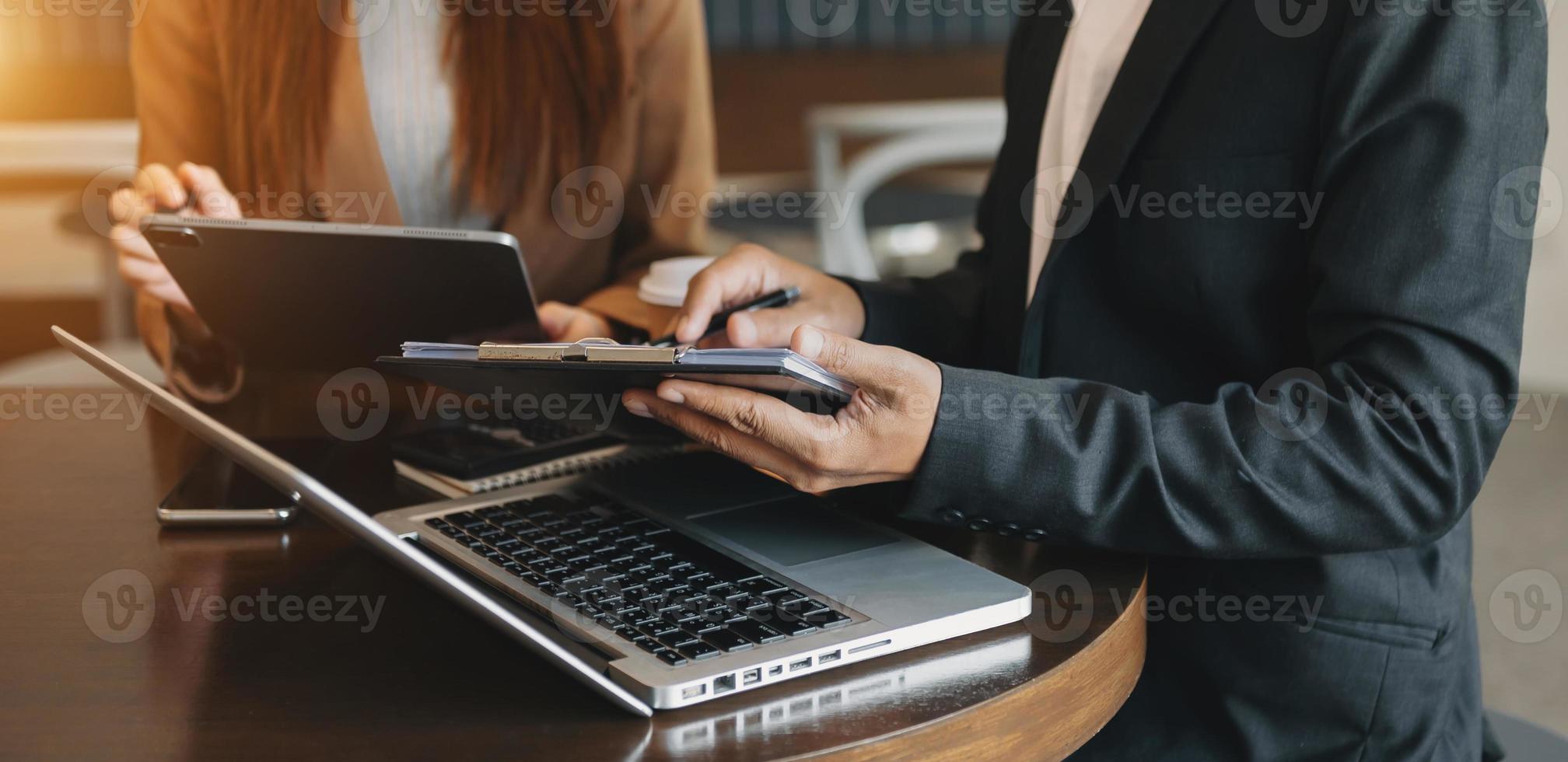 Business-Team-Meeting. professioneller Investor, der ein neues Start-up-Projekt arbeitet. Finanzaufgabe. mit Smartphone und Laptop und digitalem Tablet-Computer im Morgenlicht foto