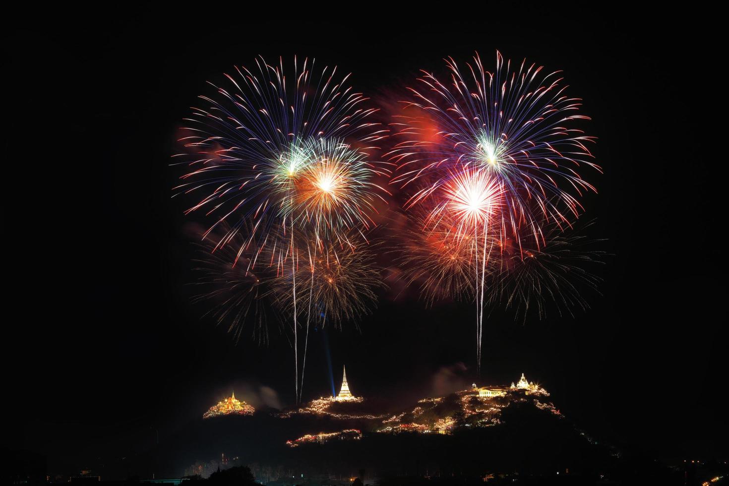 schönes Feuerwerksfest im historischen Park in Khaowang, Provinz Pechaburi, Thailand foto