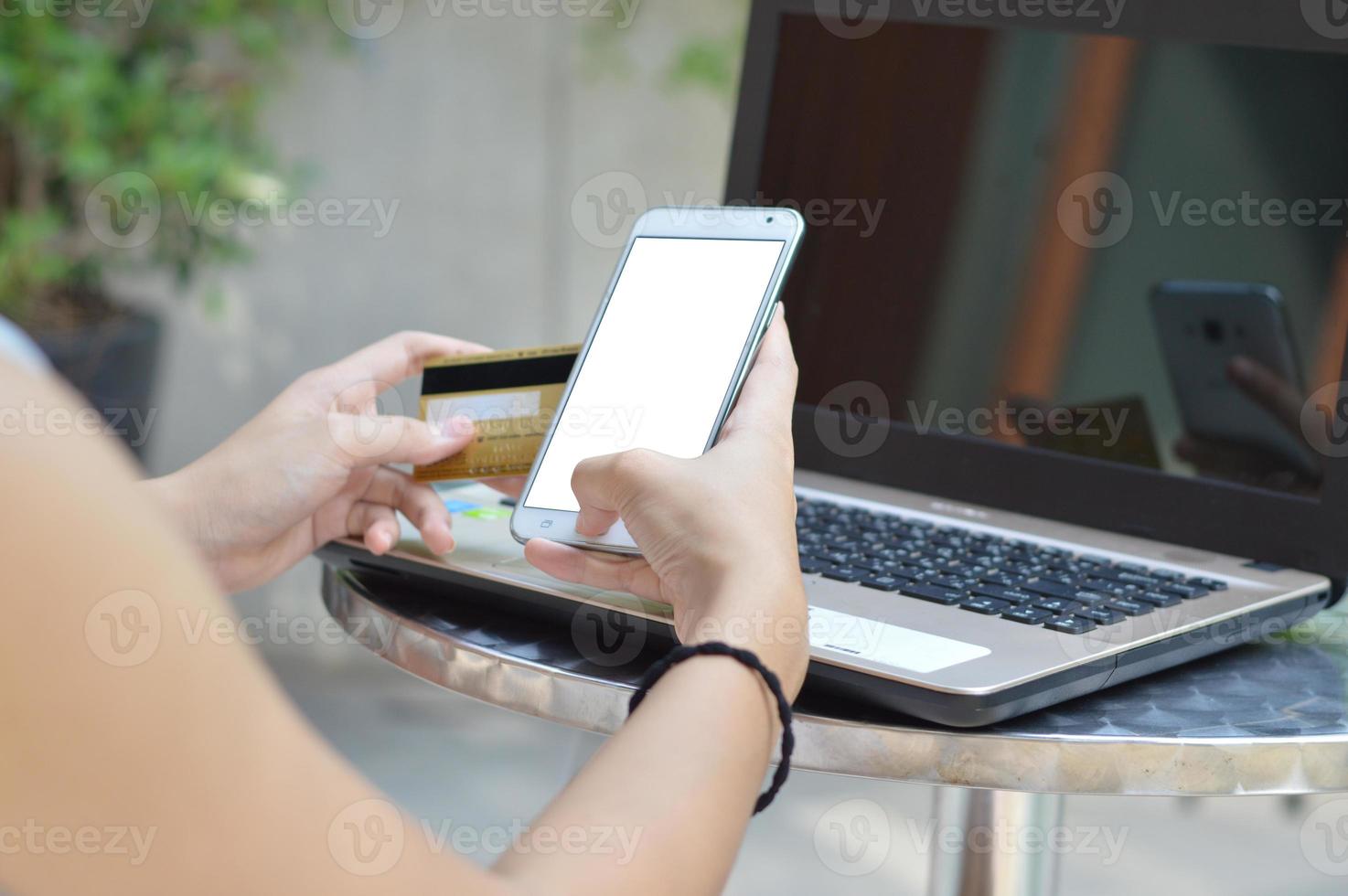 junge Frau mit Smartphone online mit Kreditkarte zu kaufen foto