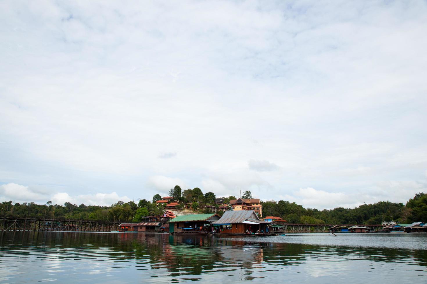 Resort neben einem Fluss in Thailand foto