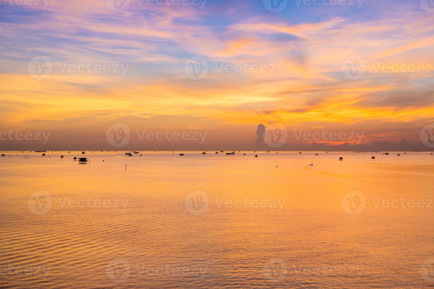 Sonnenaufgang reflektiert über Wasser foto