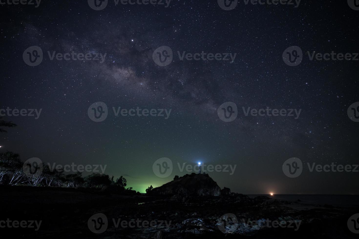 Leuchtturm unter einem Sternenhimmel foto