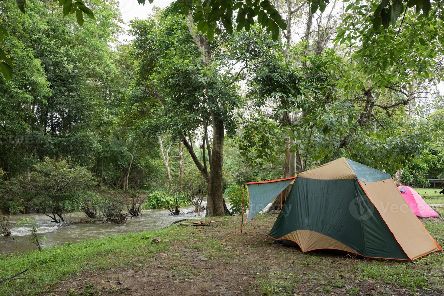 Campingzelte in der Nähe des Baches foto