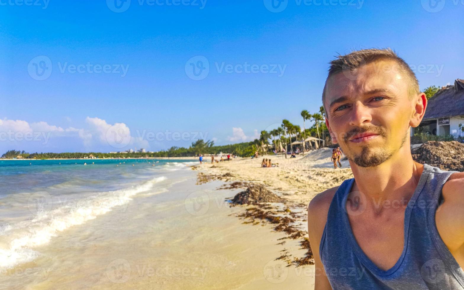 männlicher reisender am tropischen strand playa del carmen mexiko. foto