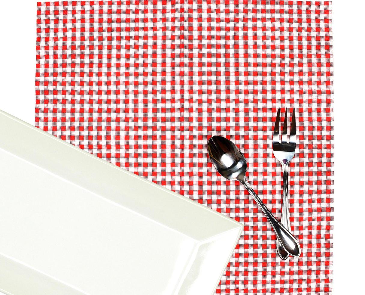 weißer Teller mit Besteck auf einem roten Tuch foto