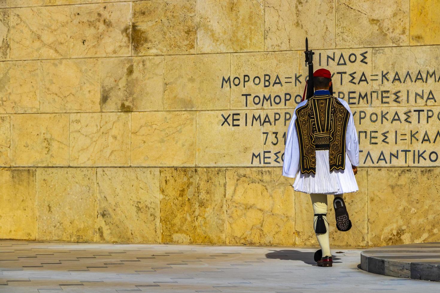 Athen Attika Griechenland 2018 Monument Grab von das Unbekannt Soldat auf Syntagma Platz Parlament Gebäude Parade Athen Griechenland. foto