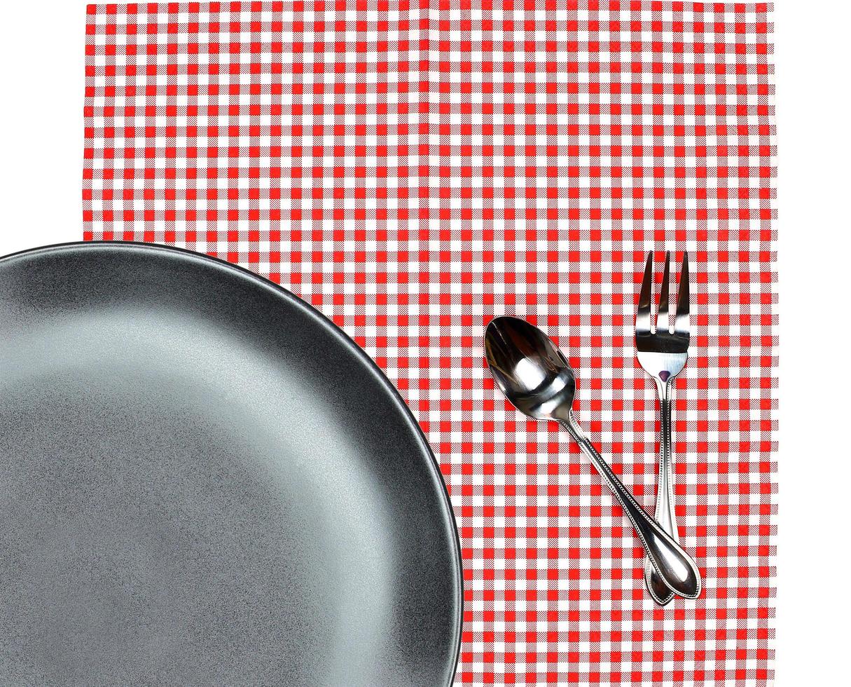 schwarzer Teller mit Besteck auf einem roten Tuch foto