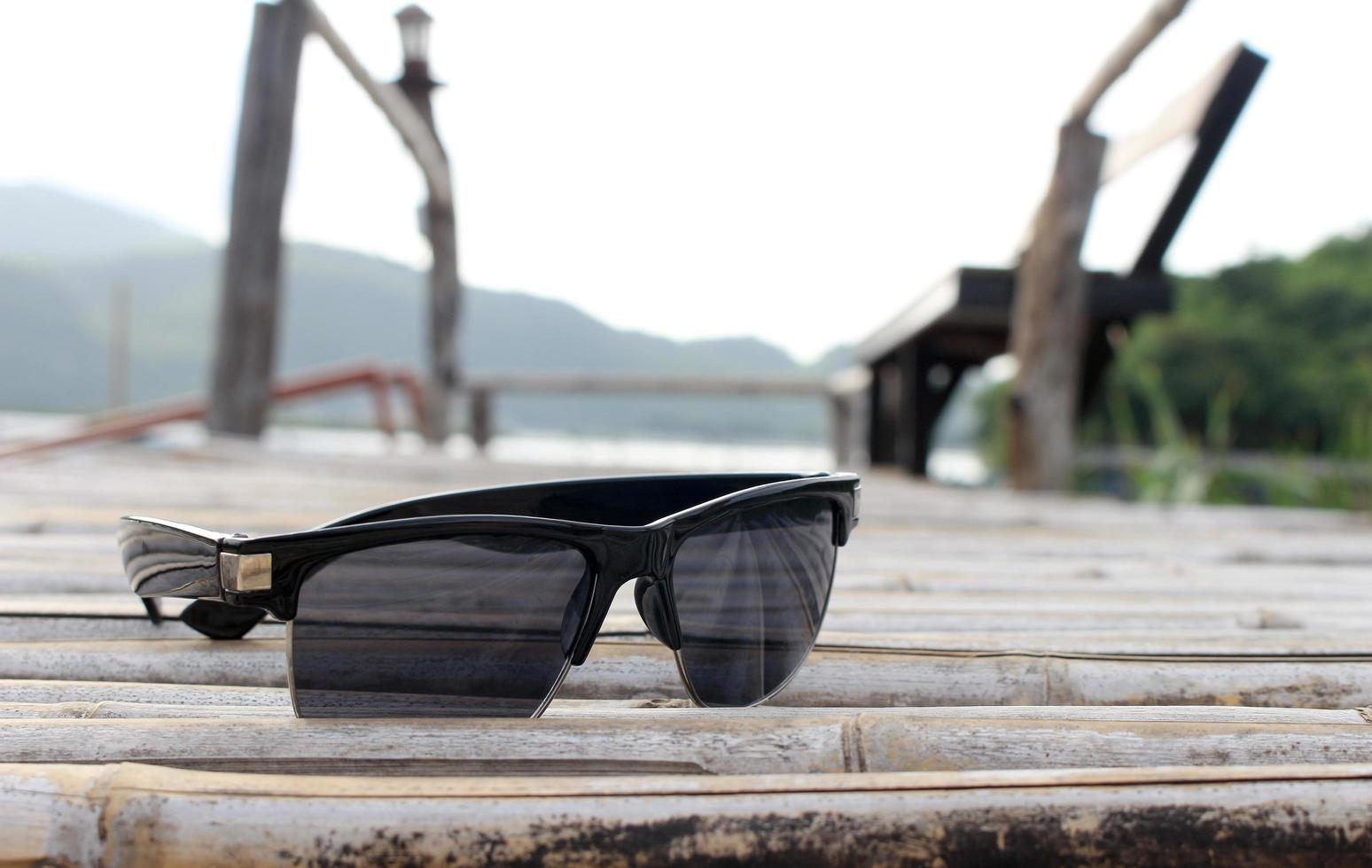 Sonnenbrille auf einem Dock foto
