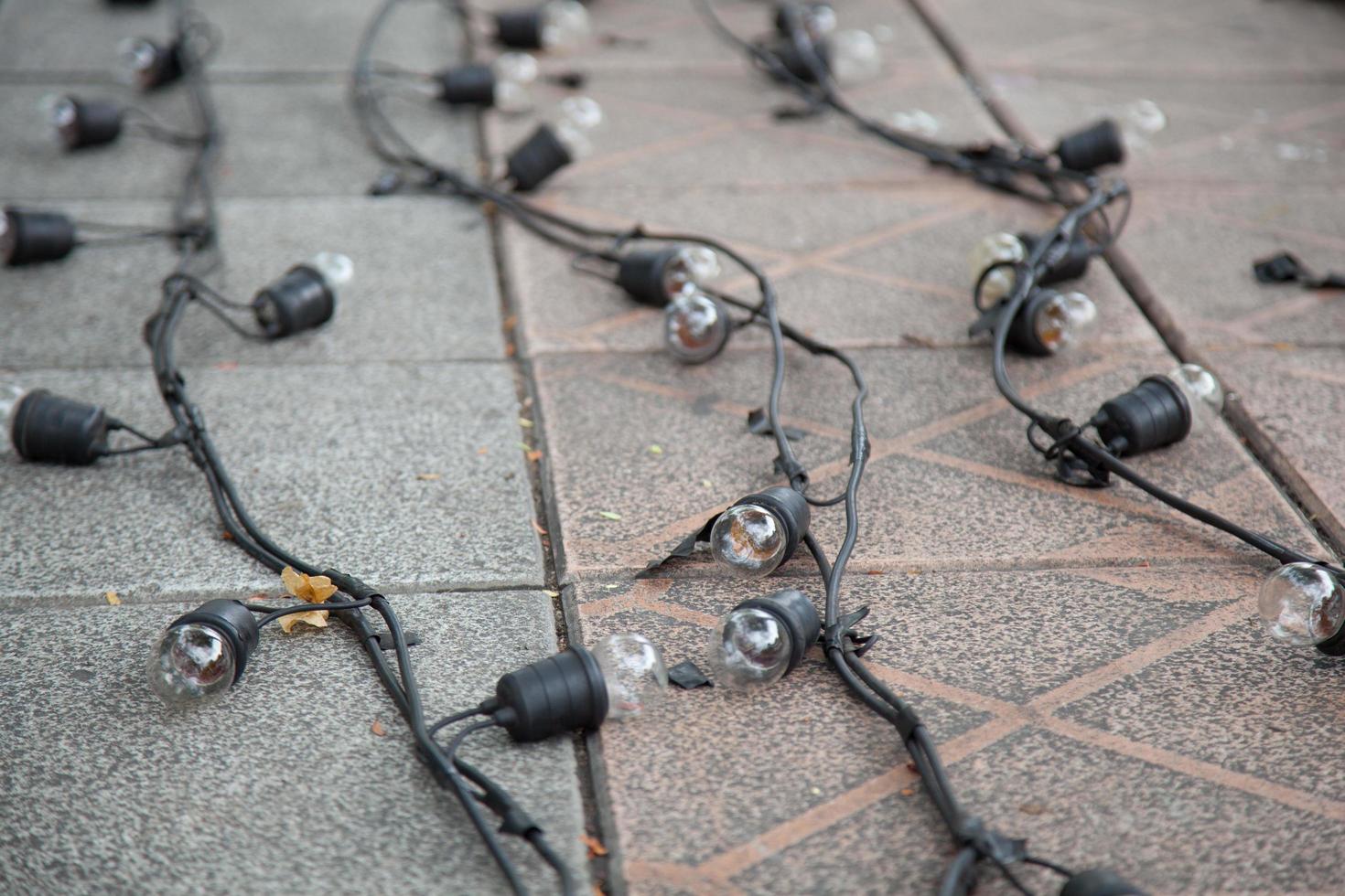 Glühbirnen und Kabel auf dem Boden foto