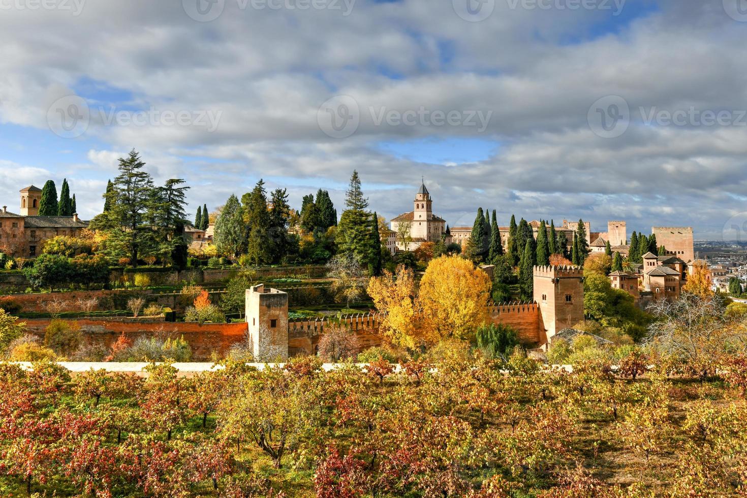 schön Landschaft von das Garten beim Alhambra Palast im Granada, Spanien. foto