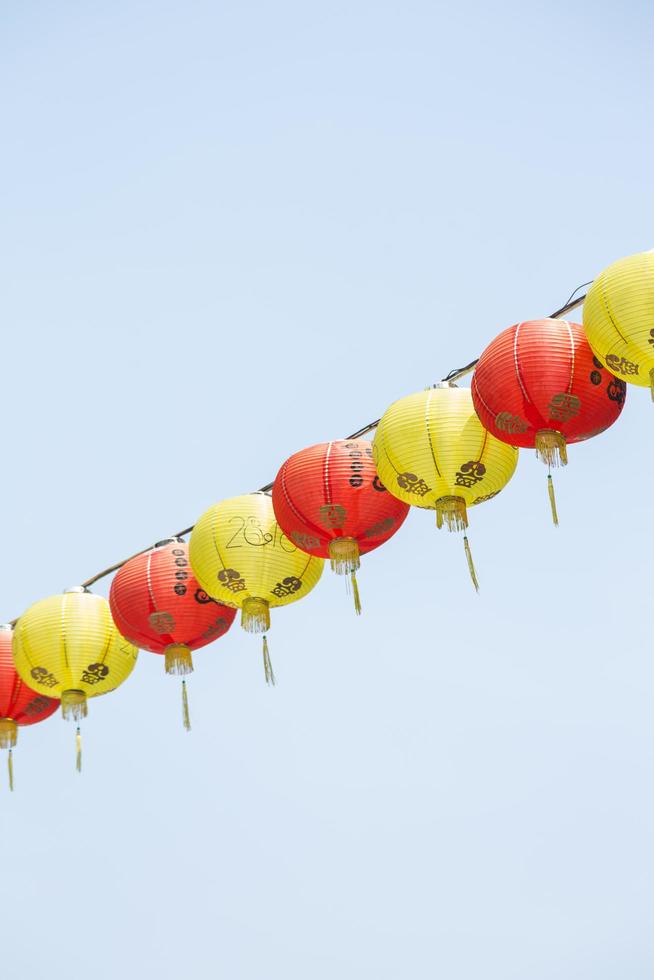 rote und gelbe chinesische Laternen hängen foto