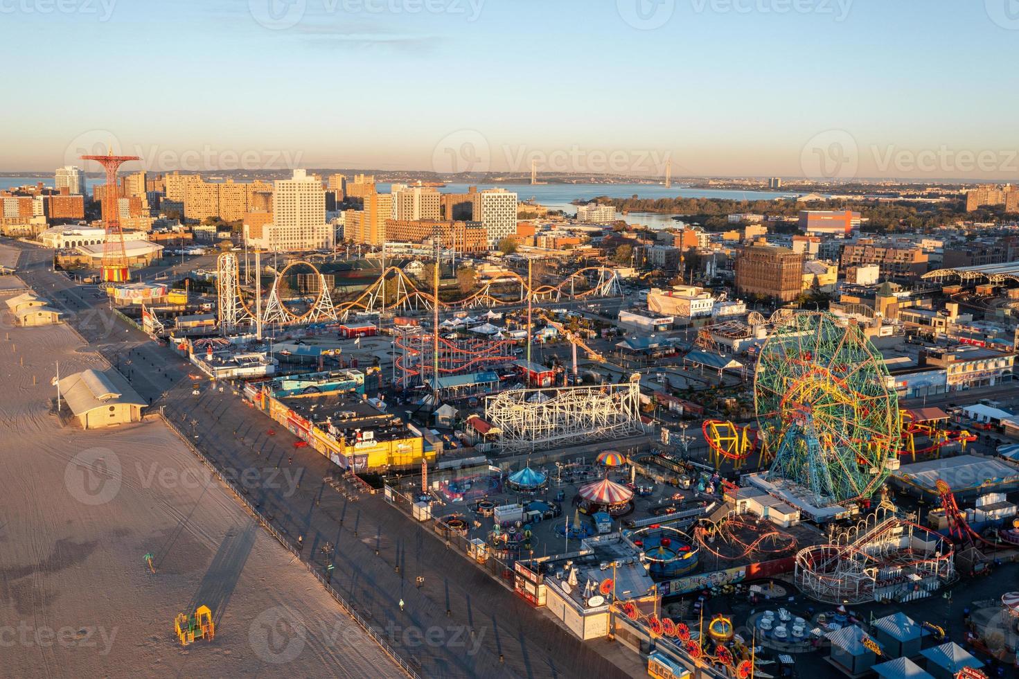 Antenne Aussicht entlang Coney Insel im Brooklyn, Neu York beim Sonnenaufgang. foto