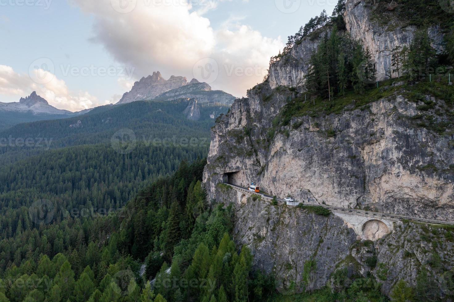 ein Tunnel Schnitt durch ein Berg Straße in der Nähe von das Stadt, Dorf von Cortina d’ampezzo foto