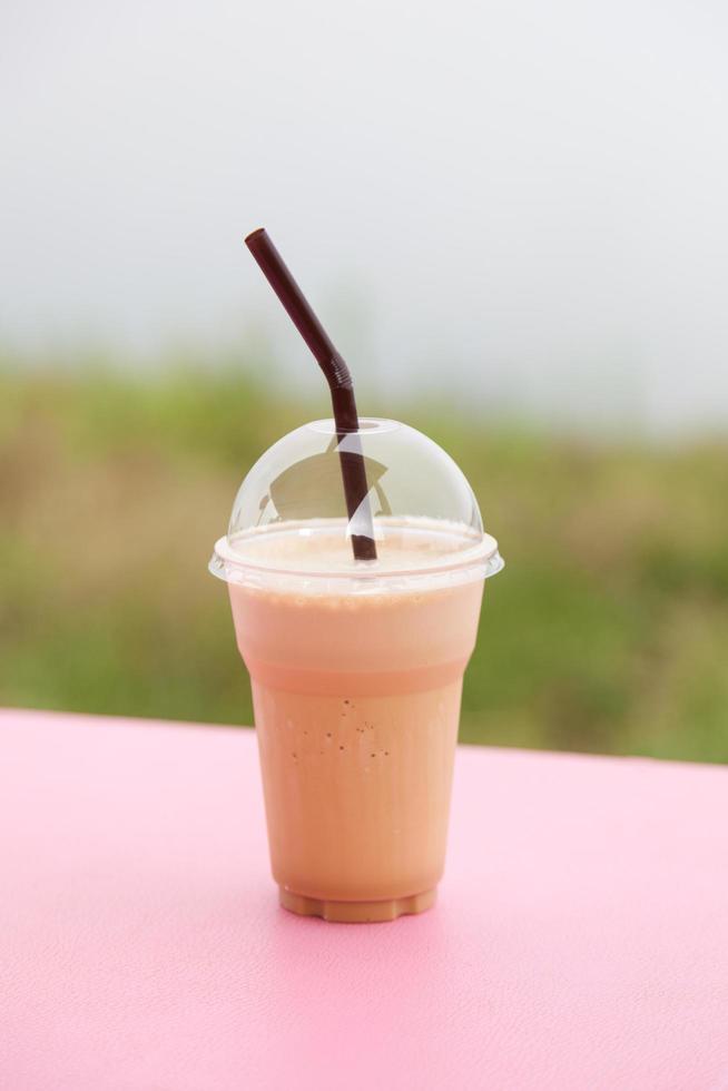 Plastikkaffeetasse auf dem Tisch foto