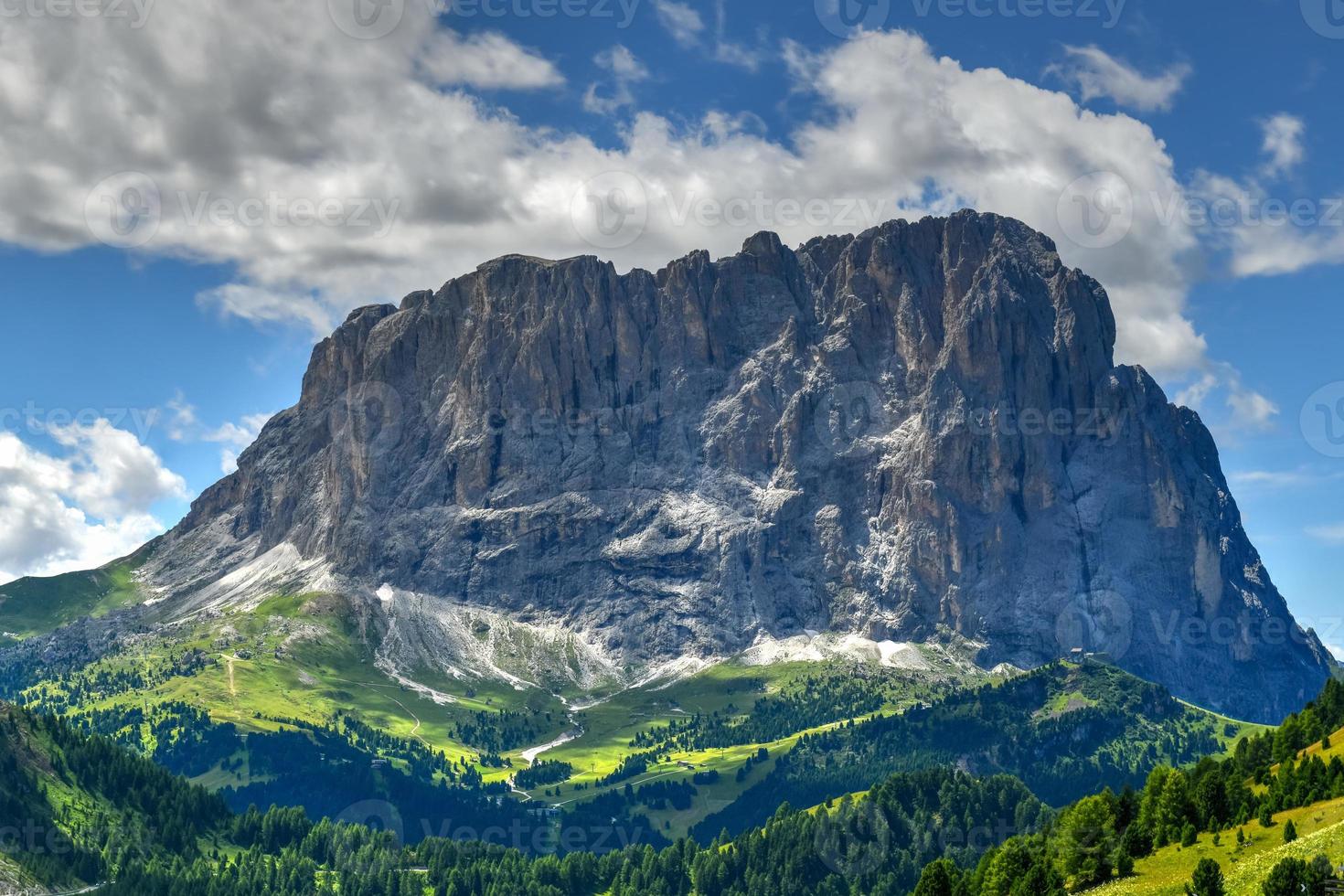 Farben von das Dolomiten im das Spaß Aussicht von das Senke im Süd- Tirol, Italien. Grün Gras, Berge und Blau Himmel. Sommer. foto