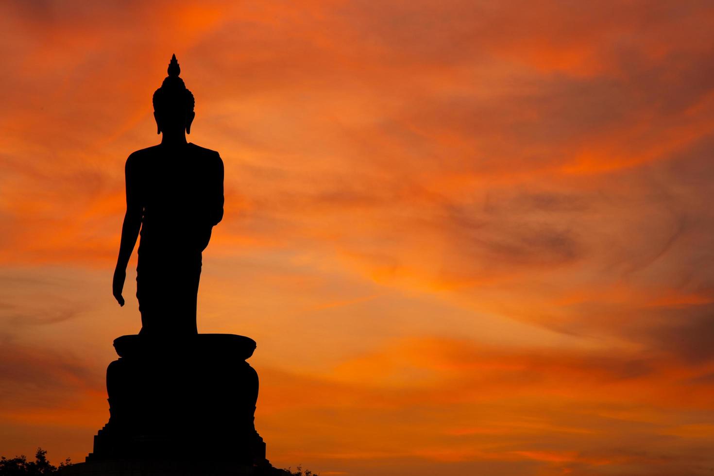 Buddha-Statue bei Sonnenuntergang in Thailand foto