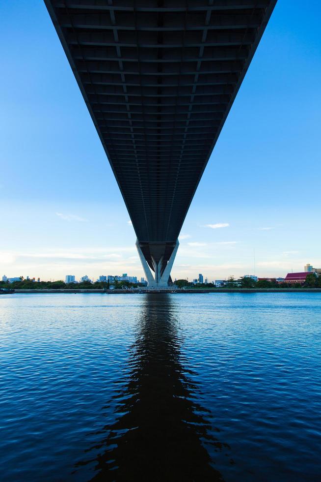 Brücke über einen Fluss foto