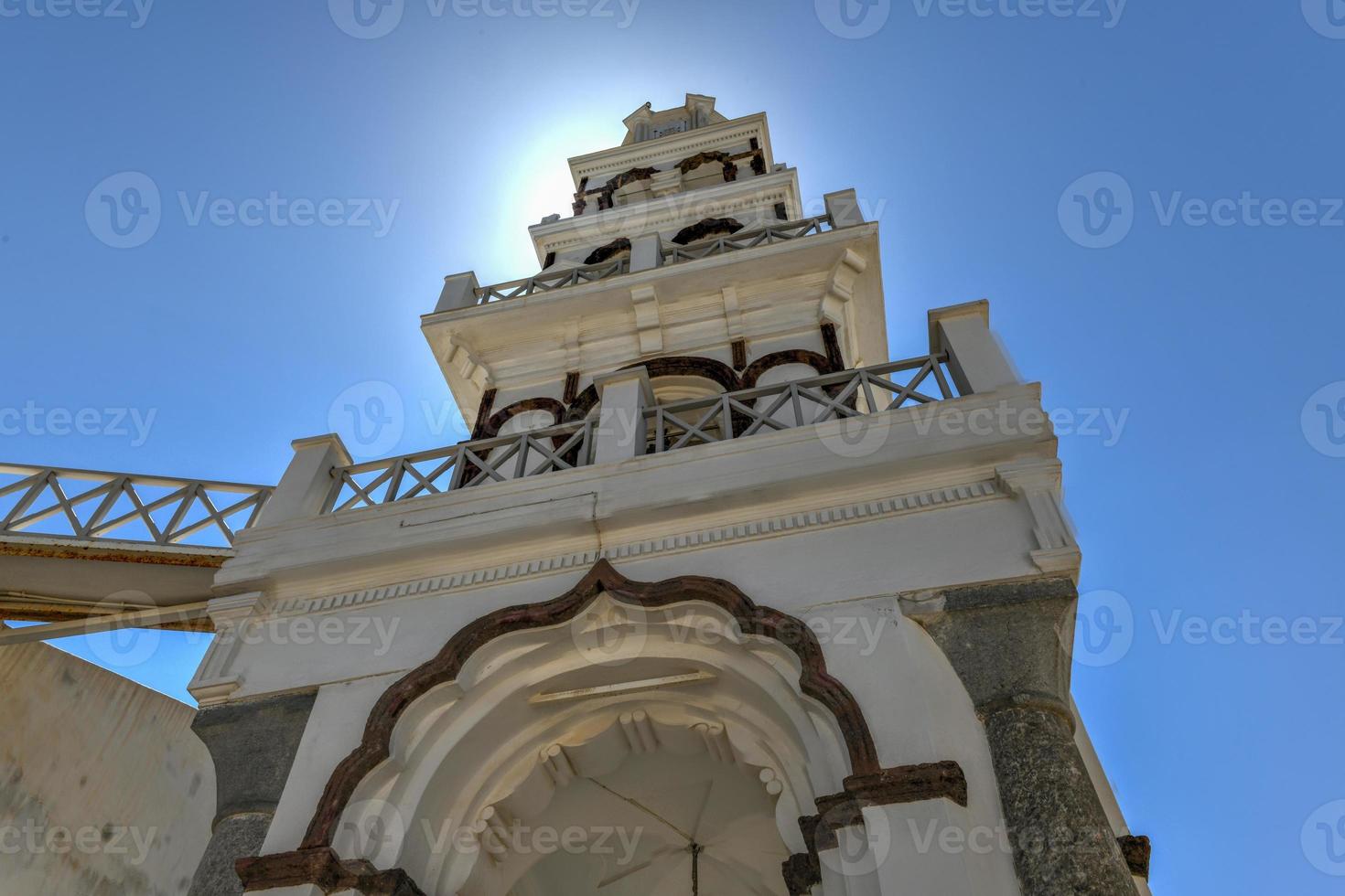 orthodox Kirche mit es ist mehrstufig Glocke Turm Fassade im Kaufhaus, Santorin, Griechenland. foto