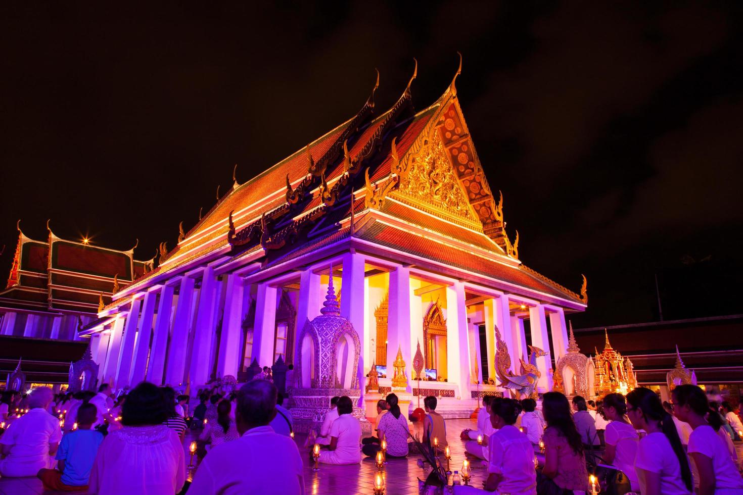 religiöses Ritual in einem Tempel in Thailand foto