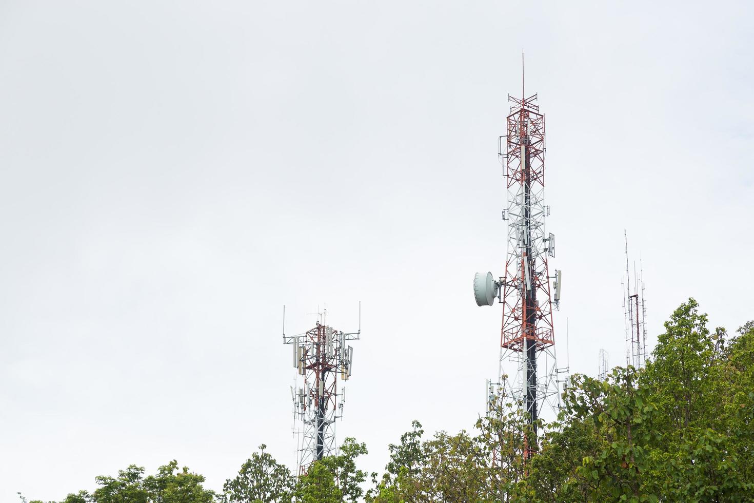 Telekommunikationstürme im Wald foto