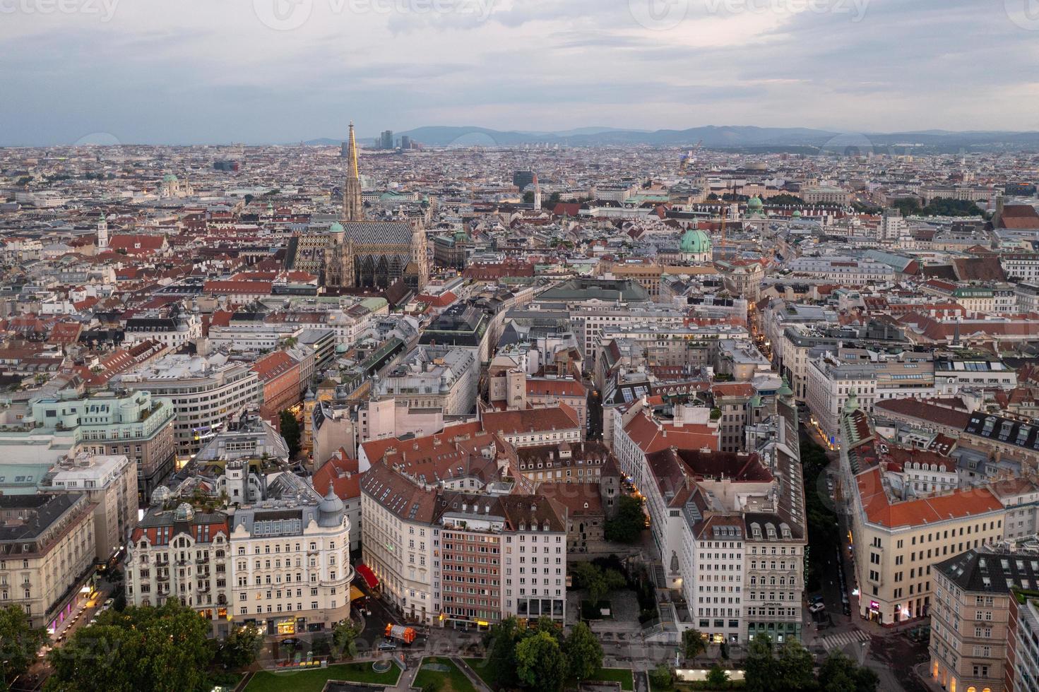 Wien, Österreich - - jul 18, 2021, Aussicht von das Wien Horizont mit st. Stephans Kathedrale Wien, Österreich foto