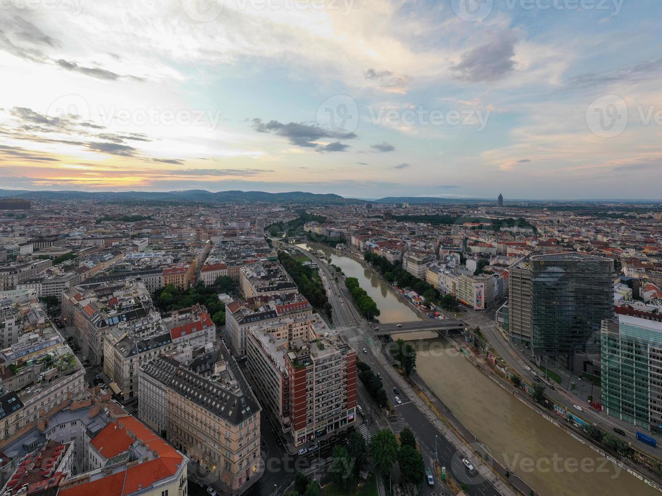 Wien, Österreich - - jul 18, 2021, Aussicht von das Donau Kanal und Wien Horizont im Wien, Österreich foto