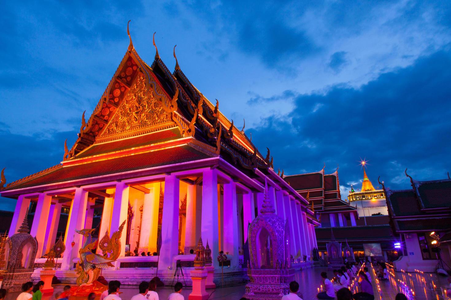 religiöses Ritual in einem Tempel in Thailand foto