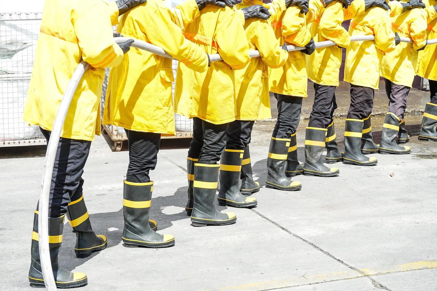 Feuerwehrleute mit Feuerlöscher und Wasser foto