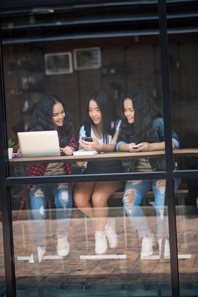 Gruppe von Freunden in einem Café foto