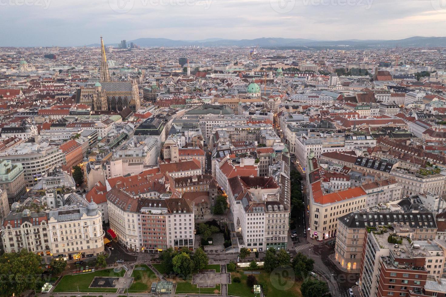 Wien, Österreich - - jul 18, 2021, Aussicht von das Wien Horizont mit st. Stephans Kathedrale Wien, Österreich foto