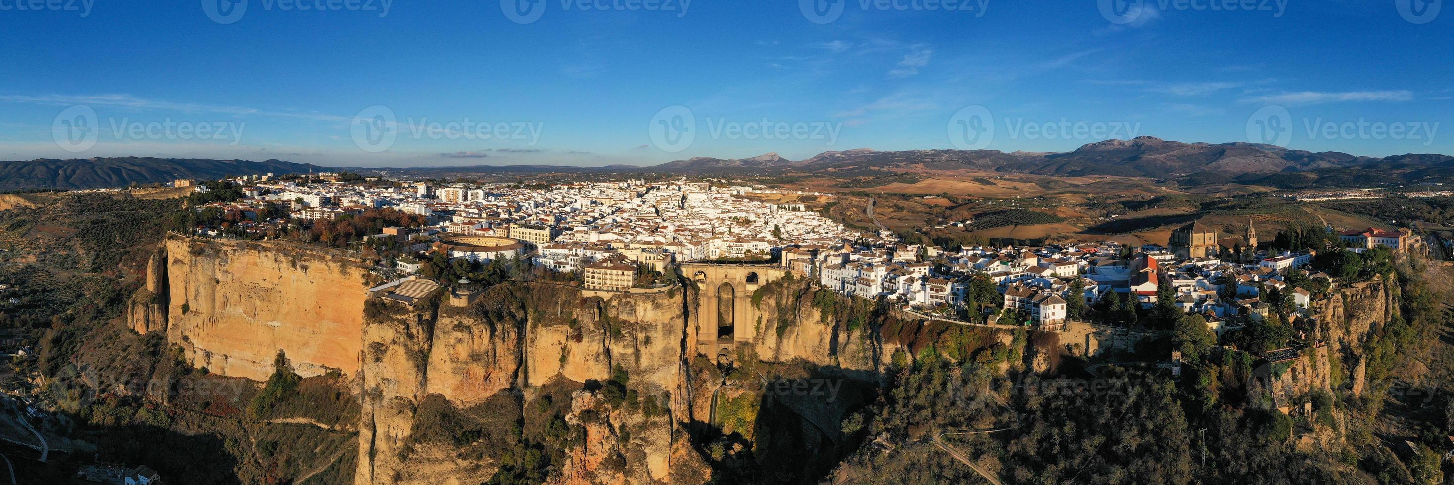 felsig Landschaft von Ronda Stadt mit puente nuevo Brücke und Gebäude, Andalusien, Spanien foto